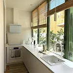Contemporary Oasis In The Heart Of アパート