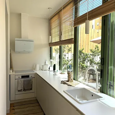 Contemporary Oasis In The Heart Of アパート